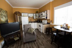 Downtown Woody Point Condo - Image 4