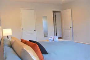 Cozy 2B Apt w/ Private Parking - Image 3