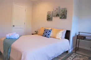 Cozy 2B Apt w/ Private Parking - Image 5