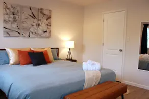 Cozy 2B Apt w/ Private Parking - Image 2