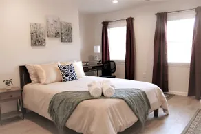 Cozy 2B Apt w/ Private Parking - Image 4