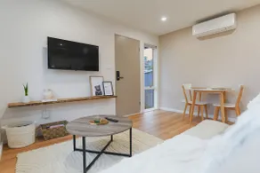 Mt View Newly Built Home w Queen Bed 5km CBD - Image 2