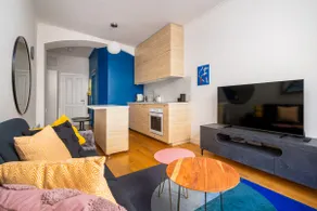 Charming Design Haven | Smart TV | Free Parking - Image 3