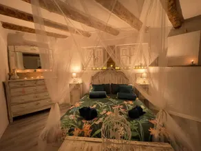 Romantic accommodation with a jacuzzi and fireplace - Image 3