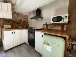 Romantic accommodation with a jacuzzi and fireplace - Image 4