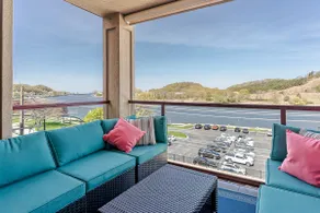Waterfront, Musical Fountain, Lake MI views, luxury condo downtown - Image 3