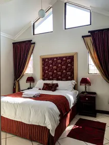 3-Bed Townhouse with Garage, Wi-Fi & Pool - Image 5