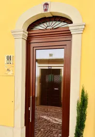 Studio 81 next to the Synagogue in the historic center - Image 3