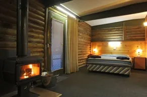 Lakes Entrance Log Cabins - Image 3