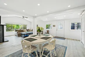 The Family Lakehouse - An Idyllic Bay Beach Escape - Image 2