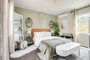 Nature-inspired home w/parking - Image 5