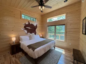 Modern 2BR cabin w/ sauna, mountain views, & pond - Image 3