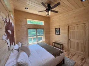 Modern 2BR cabin w/ sauna, mountain views, & pond - Image 4