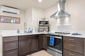 Beautiful Downtown Studio w/ AC! Walk Everywhere! - Image 3