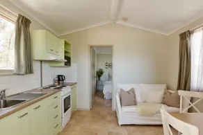 Cozy Tenterfield Cabin – Ensuite, Kitchen & Deck - Image 3