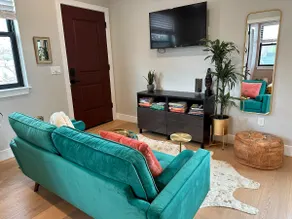 Pet-Friendly Artist’s Retreat in Vibrant Highlands - Image 5