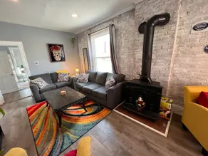 Artsy Baker Apartment - Image 2