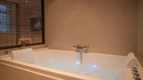 Luxury Suite with Jacuzzi/Hot Tub, King Size Bed - Image 2