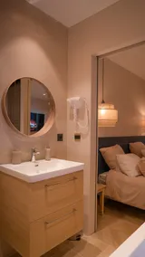 Luxury Suite with Jacuzzi/Hot Tub, King Size Bed - Image 2