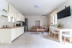 Chrisa's Detached Property near Center + Parking - Image 2