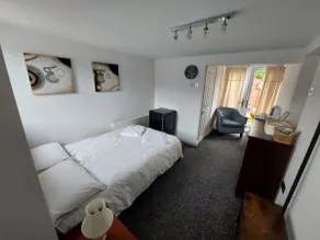 Private room/annexe/extension 20min walk to airpor - Image 2