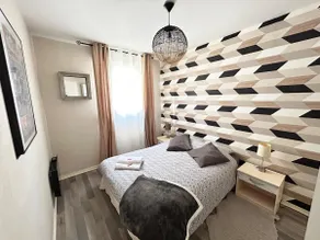Spacious Duplex in the hyper center Linens Provided - Image 5