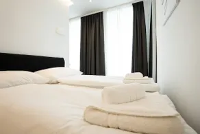 Posh studio with a king-size bed and modern design - Image 2