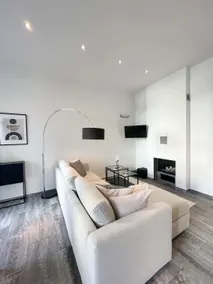 Spacious City Apartment - Image 3