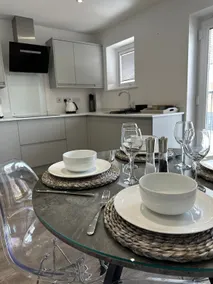 Modern Estuary View Town House - Image 4