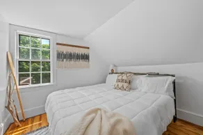 Downtown Rockport|King Bed w/Parking|Walk to Train - Image 3