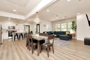 LuxRetreat- 5 mi to Rodeo & FIFA-Sleeps 24 |Gated - Image 2