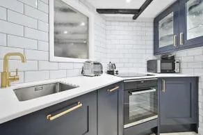 Luxury Couple's Getaway with River Views and Parking - Image 2
