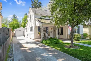 Douglas Fir downtown 1890s home *HOT TUB*Arcade* - Image 3