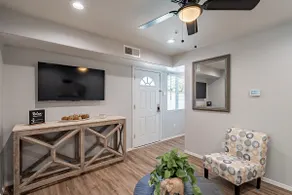 Cozy Modern Updated Luxury Flat *EV Charging* - Image 2