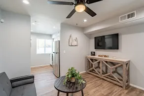Cozy Modern Updated Luxury Flat *EV Charging* - Image 3