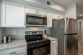 Cozy Modern Updated Luxury Flat *EV Charging* - Image 5