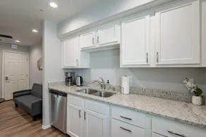 Cozy Modern Updated Luxury Flat *EV Charging* - Image 4