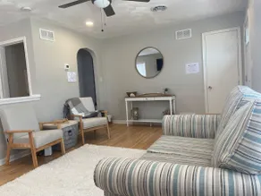 Cozy beach cottage! One block to the beach! - Image 2