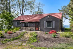 Lake Ontario Beauty! Sleeps 4! - Image 2