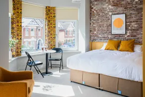 Bright, modern studio w/private parking - Image 3