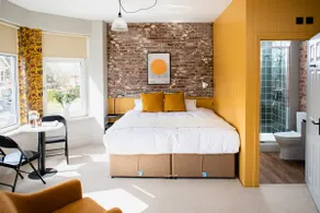 Bright, modern studio w/private parking - Image 4
