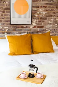 Bright, modern studio w/private parking - Image 5
