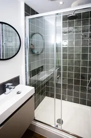 Newly renovated en-suite room w/ parking - Image 5