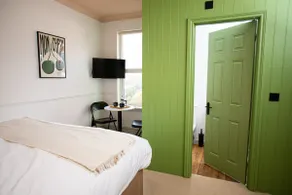 Newly renovated en-suite room w/ parking - Image 2