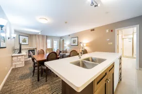 Spacious Club Suite: King Bed, Jacuzzi, Pool, BBQ - Image 3