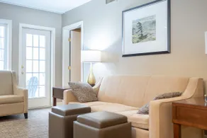 Spacious Club Suite: King Bed, Jacuzzi, Pool, BBQ - Image 4