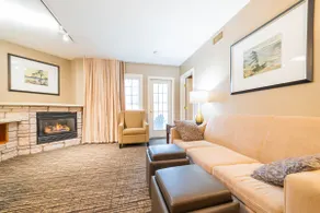 Spacious Club Suite: King Bed, Jacuzzi, Pool, BBQ - Image 5