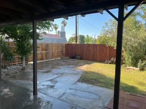 Crew house on Yucca - Image 2