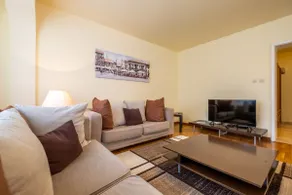 Classy Central Apt+Free Parking - Image 5