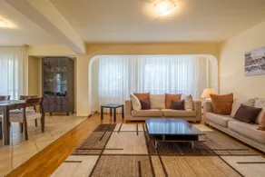 Classy Central Apt+Free Parking - Image 2